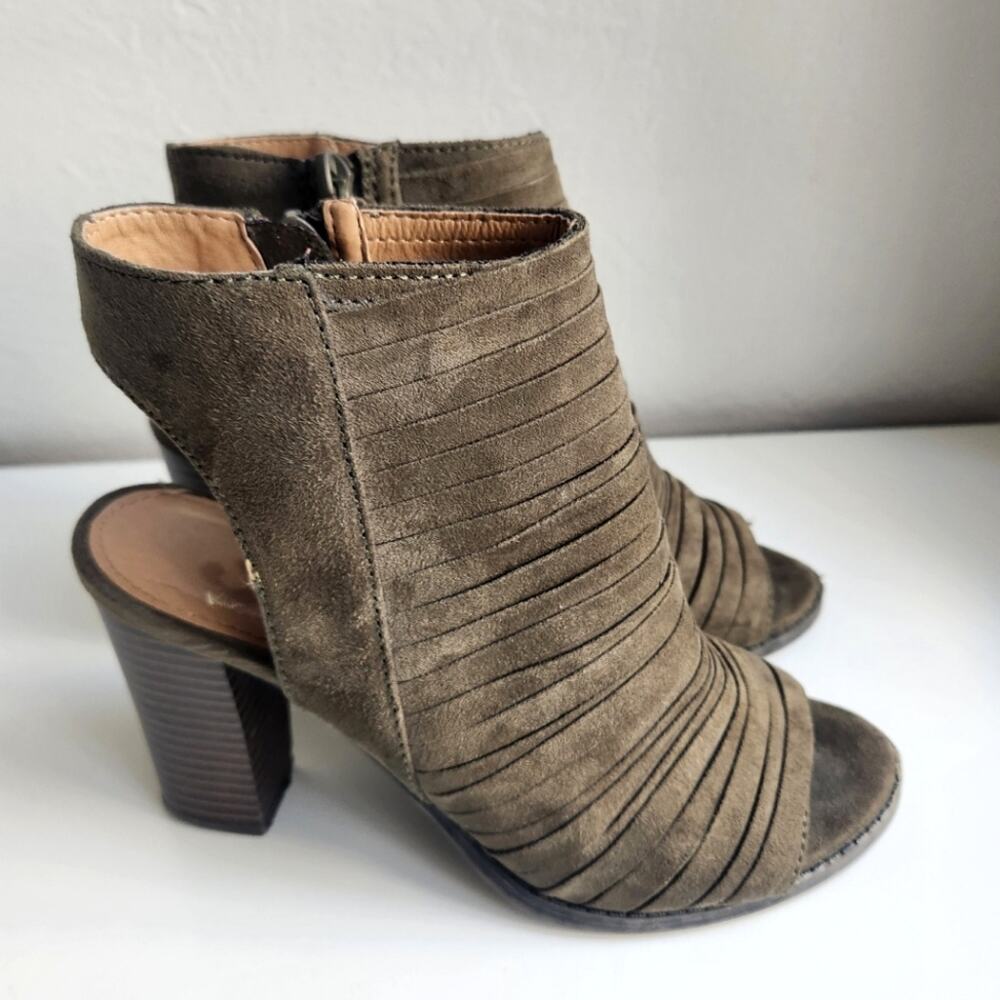 Report Olive Green  strappy chunky Heels size 5.5